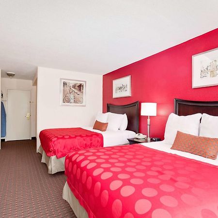 Ramada By Wyndham Fishkill Hotel Exterior foto