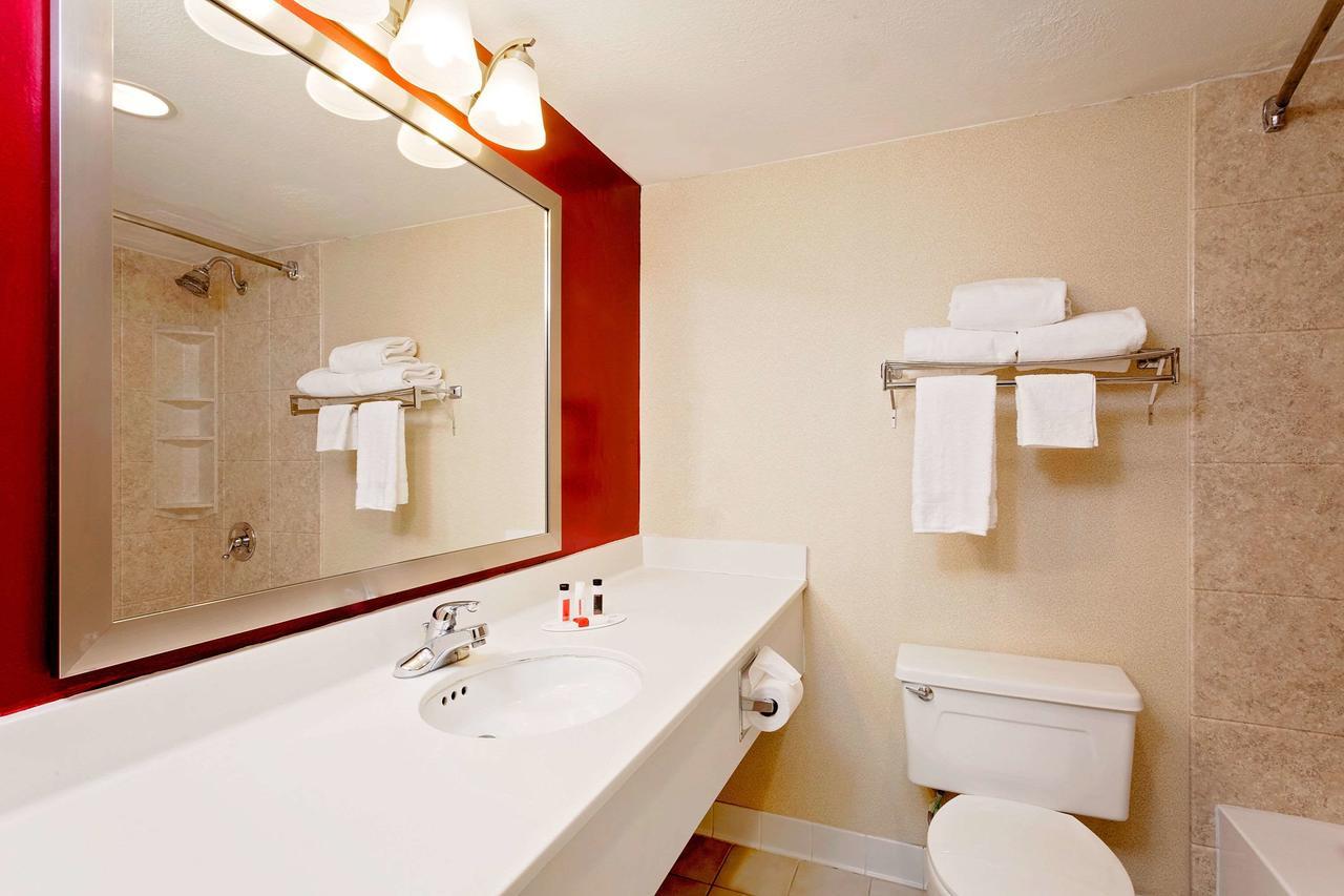Ramada By Wyndham Fishkill Hotel Exterior foto