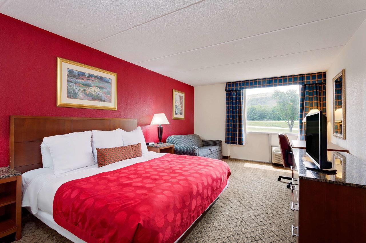 Ramada By Wyndham Fishkill Hotel Exterior foto