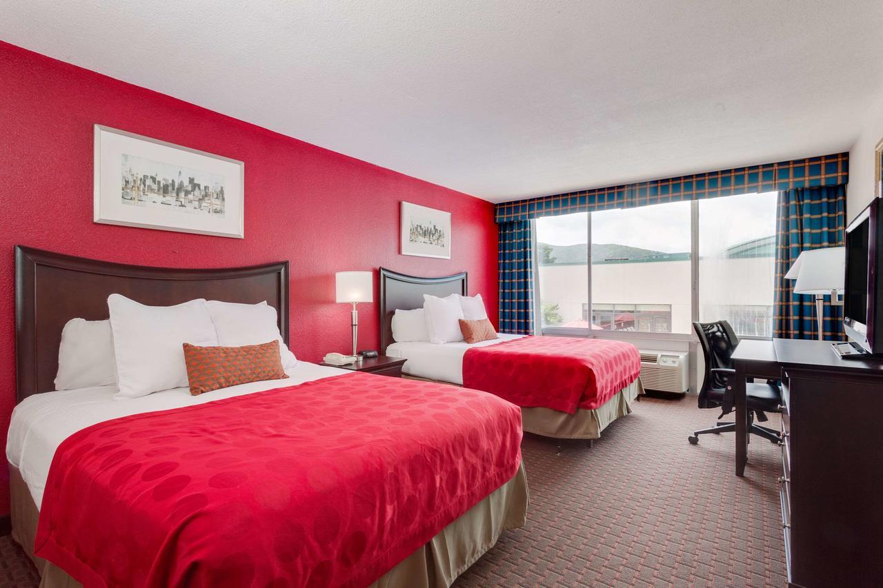 Ramada By Wyndham Fishkill Hotel Exterior foto